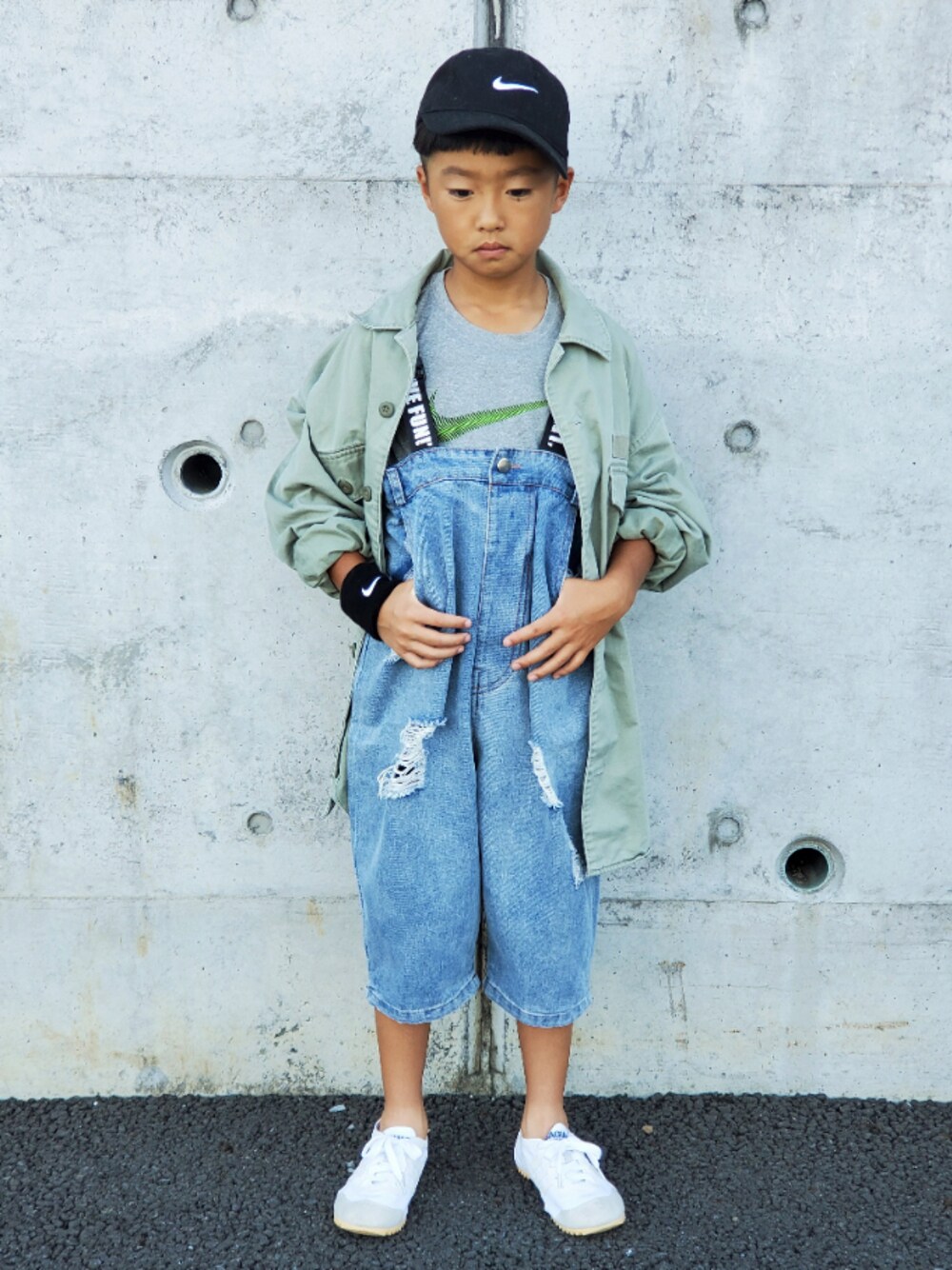 「キッズコーデ、ナイキ、オーバーサイズ、シャツスタイル、白スニーカー、キャップ、サロペット、秋服準備はじめました、休日スタイル、プチプラ」｜「Lauleaのアイテム（サロペット/オーバーオール、ブルー系）」を使った、かーちんさん（キッズ・100cm）の秋コーディネートの1枚目の写真