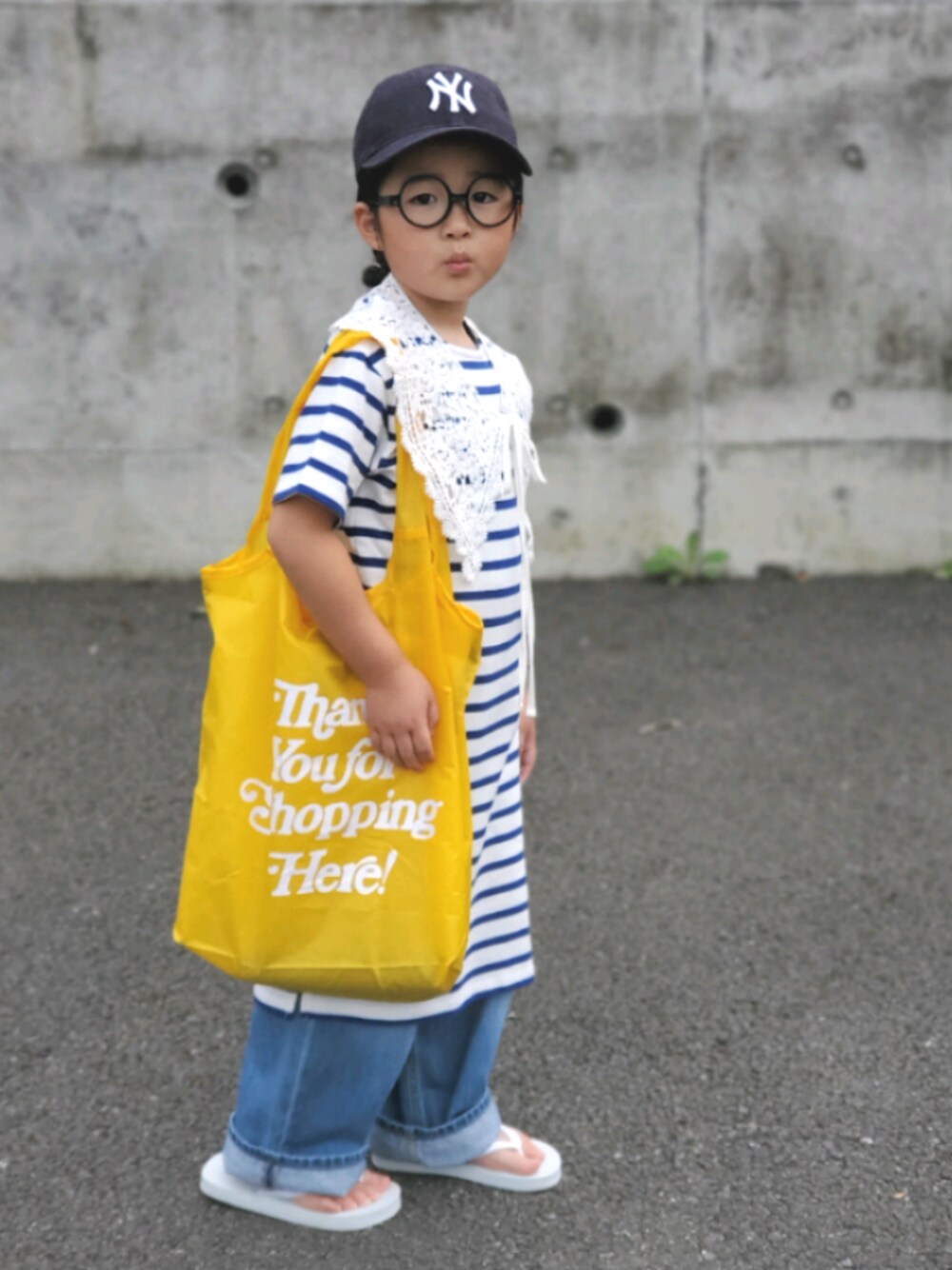 「これが私をアゲる服、ボーダー、デニムパンツ、キャップ、めがね、サンダル、ビッグカラー、カジュアルコーデ、夏コーデ、トートバッグ」｜「NEW ERAのNEWERA/ニューエラ 920 NEYYAN キャップ 12326079（キャップ、ブルー系）」を使った、かーちんさん（キッズ・110cm）の春コーディネートの1枚目の写真