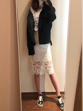 「Guess（ゲス）のアイテム（デニムジャケット）」を使った、Ins@Junlaylaさん（レディース・165cm）の春コーディネート
