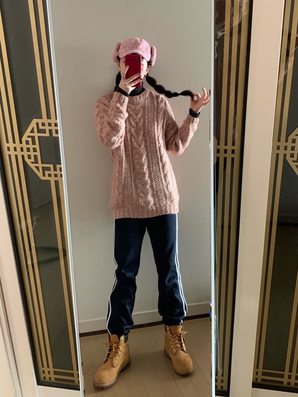 「pink、winter、ootd、outfit、daily look、fashion、girl、GRL、UNIQLO、korea」｜「adidasのアイテム（パンツ、ブルー系）」を使った、Ins@Junlaylaさん（レディース・165cm）の冬コーディネートの1枚目の写真
