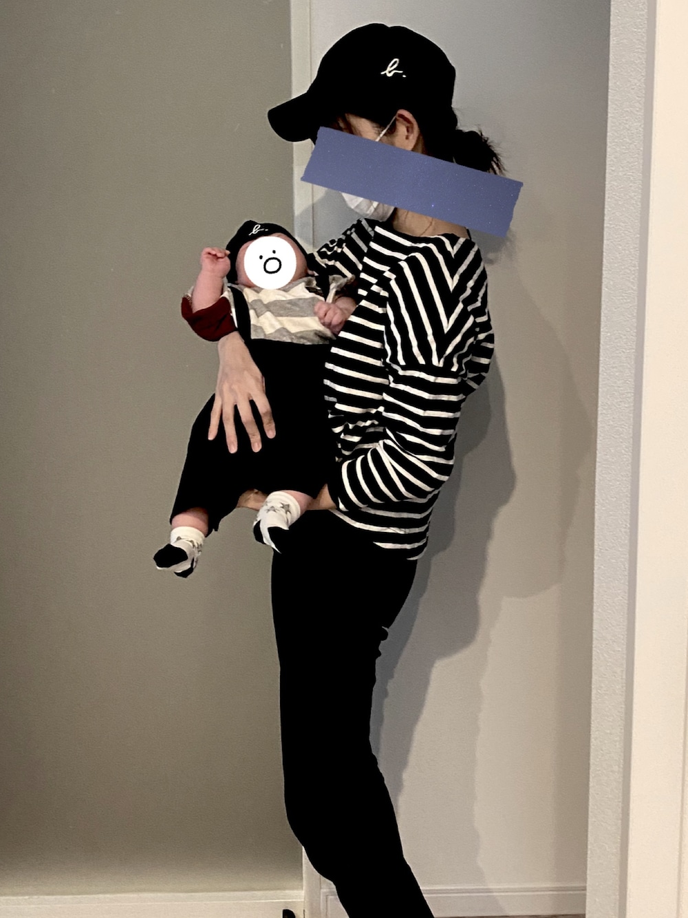 ブラック系のTシャツ/カットソー、ブラック系のデニムパンツ、ブラック系のキャップを着用したレディースの春コーディネートの1枚目の写真