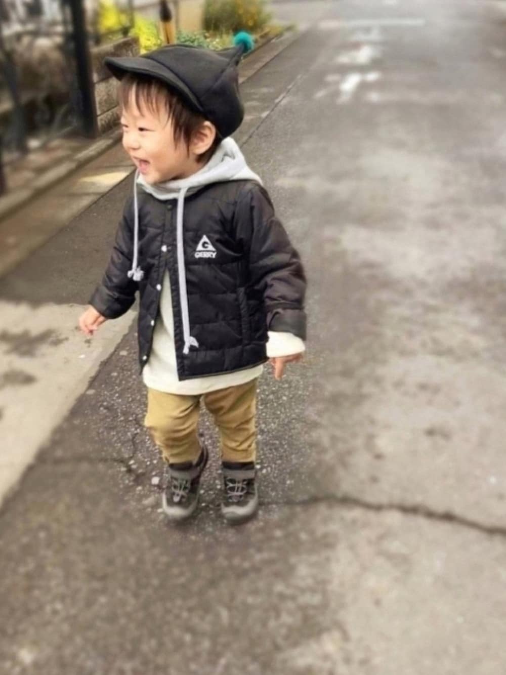 「SHOO-LA-RUE、GERRY、UNIQLO、devirock、keen、dress monster、フードウォーマー、ストリート、2歳2ヶ月、韓国子供服」｜「SHOO・LA・RUEのとんがりボンボンキャップ（キャップ、ブラック系）」を使った、haru☺︎さん（キッズ・90cm）の秋コーディネートの1枚目の写真