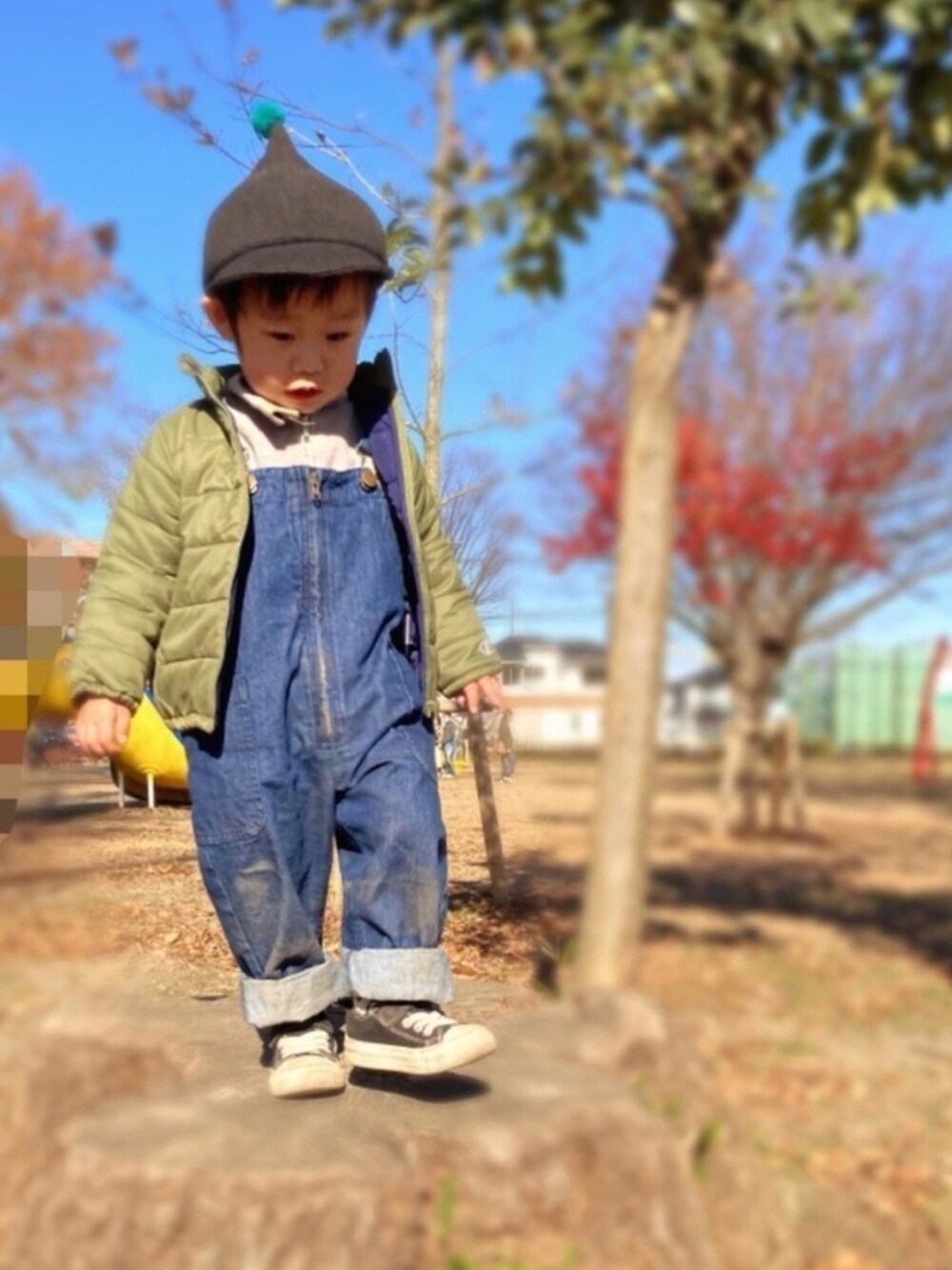 「SHOO-LA-RUE、Champion、LOWRYS FARM、GLOBAL WORK、converse、年末WEAR感謝祭、2歳3ヶ月、公園スタイル」｜「SHOO・LA・RUEのとんがりボンボンキャップ（キャップ、ブラック系）」を使った、haru☺︎さん（キッズ・90cm）の冬コーディネートの1枚目の写真