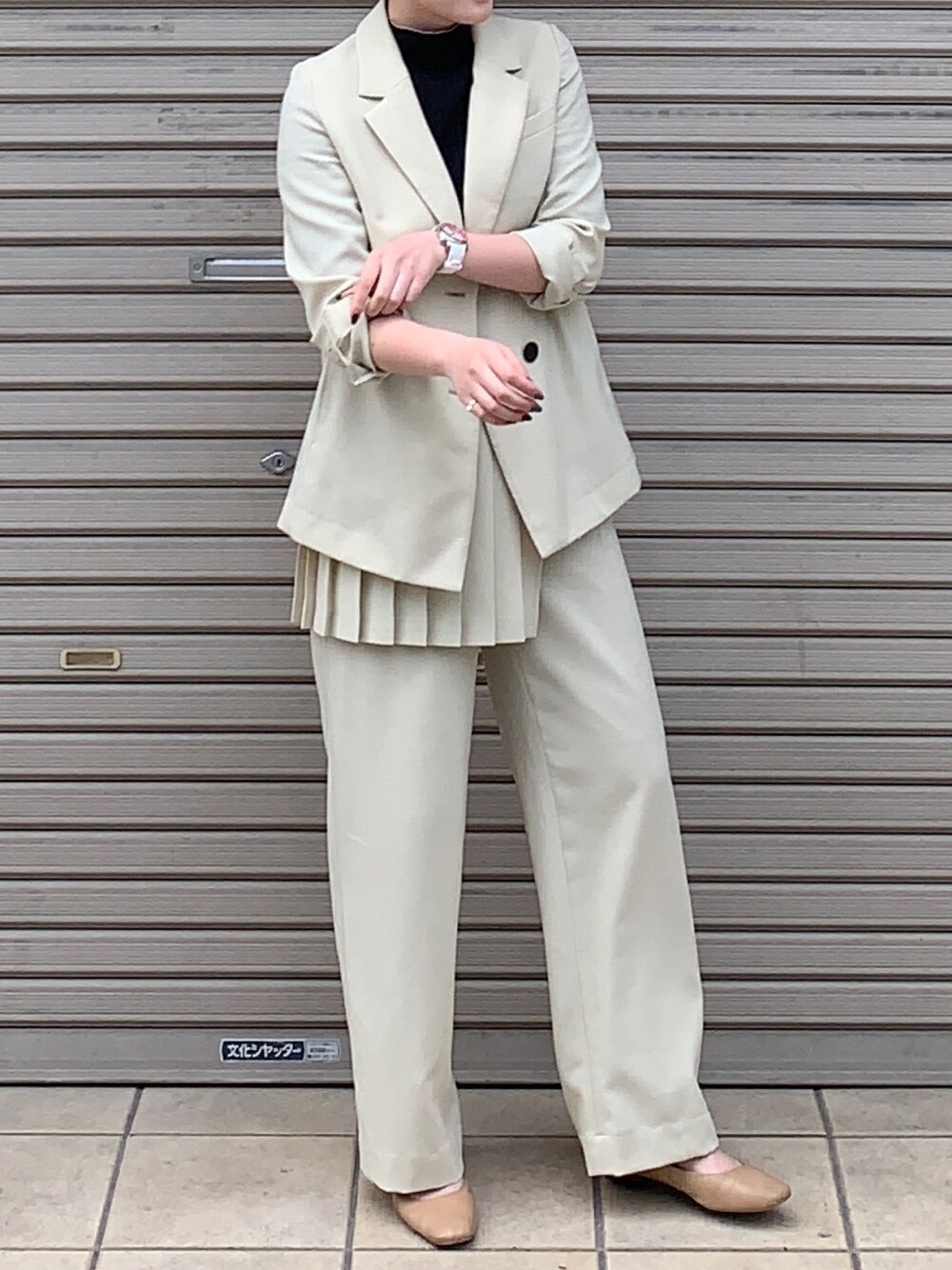 ベージュ系のテーラードジャケット、ベージュ系のその他パンツを着用したレディースの夏コーディネートの1枚目の写真