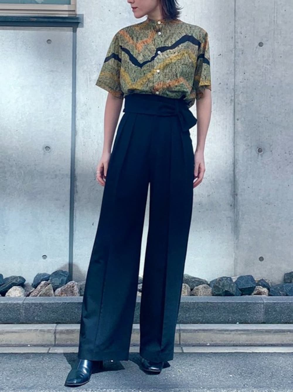 ブラウン系のシャツ/ブラウス、ブラック系のその他パンツを着用したレディースの春コーディネートの1枚目の写真