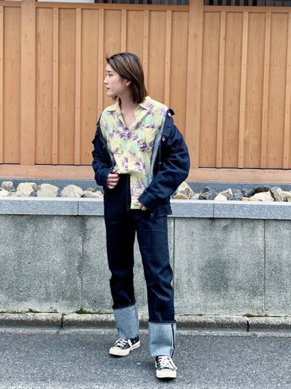 「デニム、柄シャツ、オーバーサイズ、大人カジュアル、メンズライク、春コーデ、夏コーデ、カジュアルコーデ、オールデニム、お洒落さんとつながりたい」｜「STUDIOUSの【STUDIOUS】オーバーシルエット デニムジャケット（デニムジャケット、ブルー系）」を使った、Junnaさん（レディース・168cm）の春コーディネートの1枚目の写真