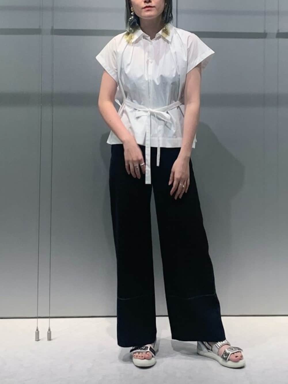 ブラック系のその他パンツ、ホワイト系のサンダル、ブラウン系のイヤリングを着用したレディースの春コーディネートの1枚目の写真