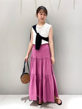 ゴールドボタンシルク混カーディガンを使った人気ファッション
