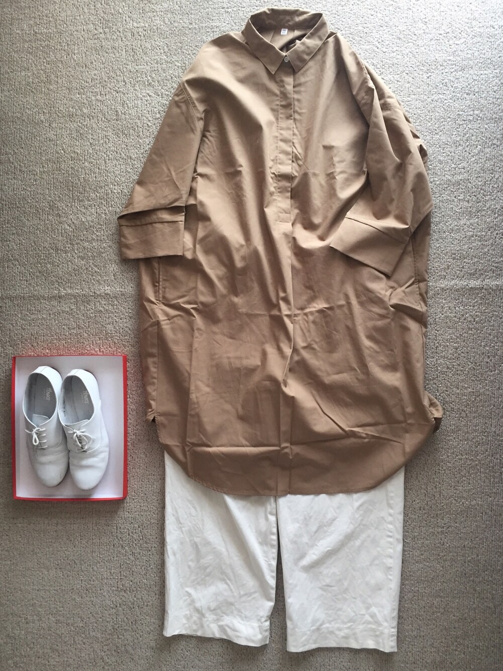 「無印良品のアイテム（チュニック、ベージュ系）」を使った、kntwさん（レディース・155cm）の夏コーディネートの1枚目の写真