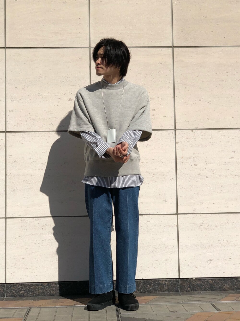「休日スタイル、大人カジュアル、シンプルコーデ、レイヤードスタイル、デニムパンツ、デニム、スウェット、URU、ルイス(Lui's)、Lui's」｜「URUの【URU/ウル】h/s sweat shirts（Tシャツ/カットソー、グレー系）」を使った、タケダさん（メンズ・170cm）の春コーディネートの1枚目の写真