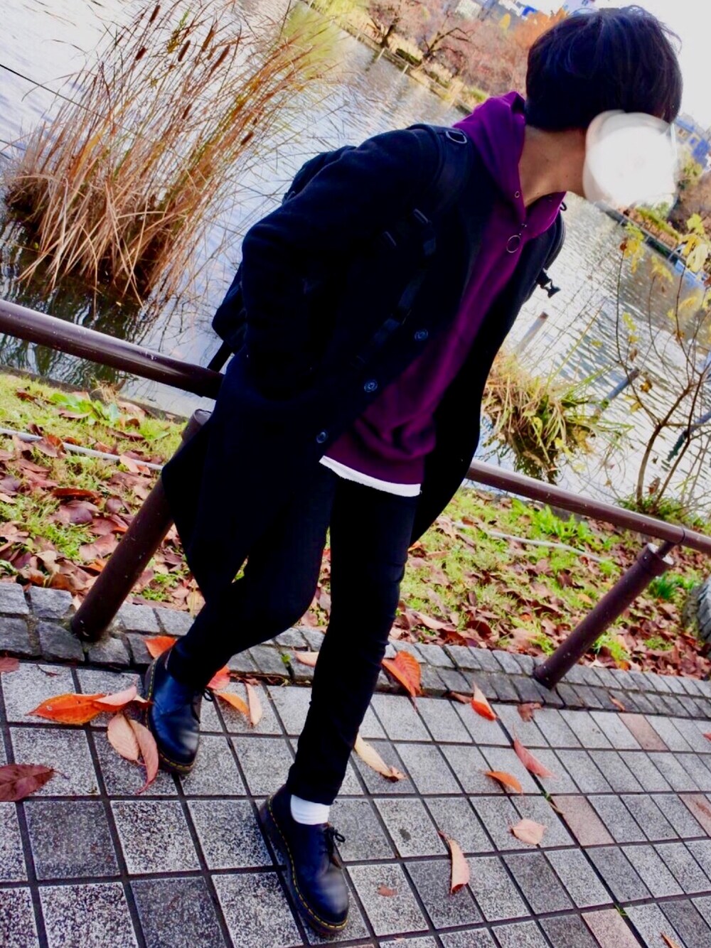 ブラック系のブーツ、ブラック系のデニムパンツ、パープル系のパーカーを着用したメンズの秋コーディネートの1枚目の写真