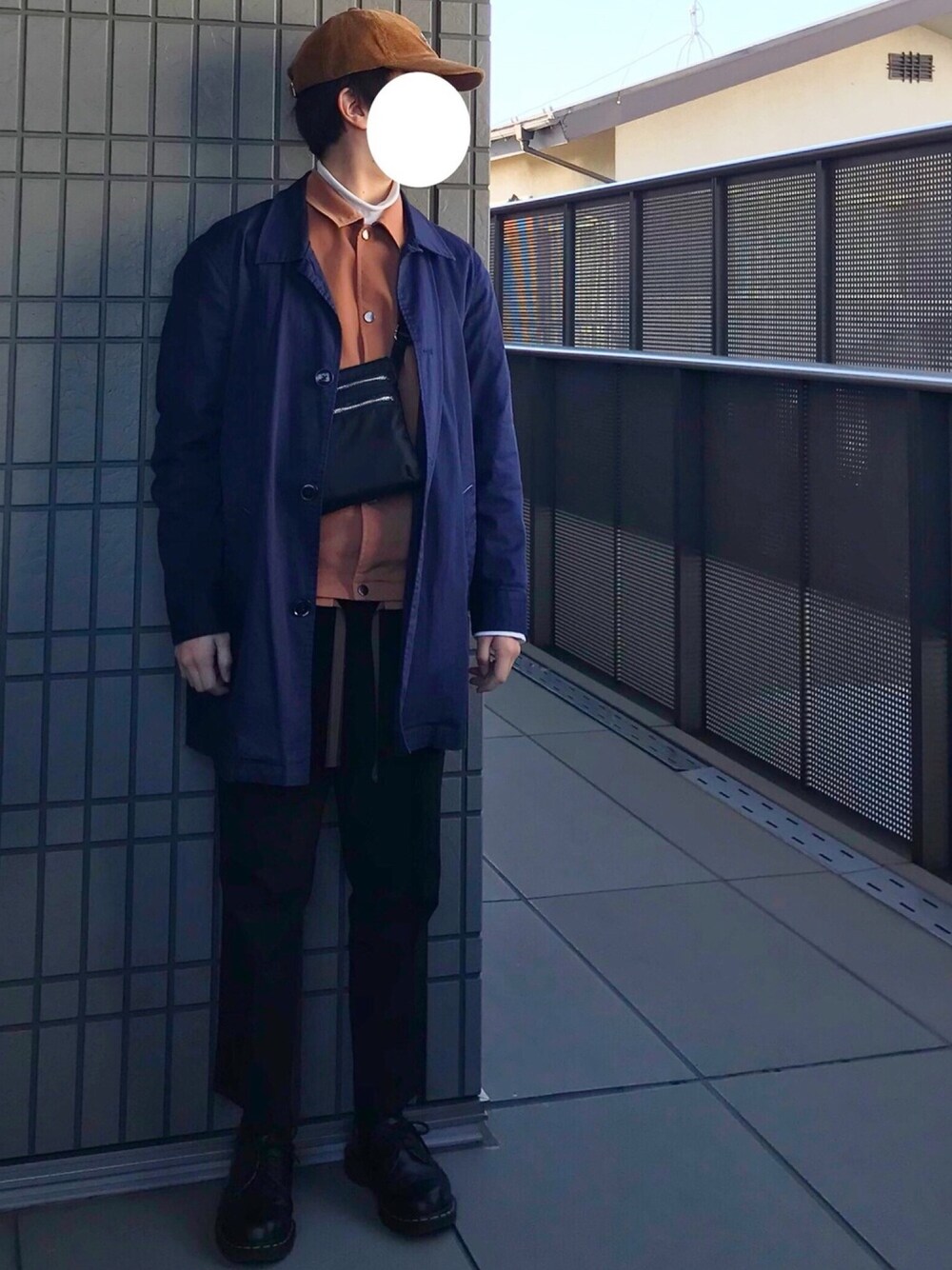 ブラック系のブーツ、ブラック系のその他パンツ、ベージュ系のブルゾンを着用したメンズの冬コーディネートの1枚目の写真