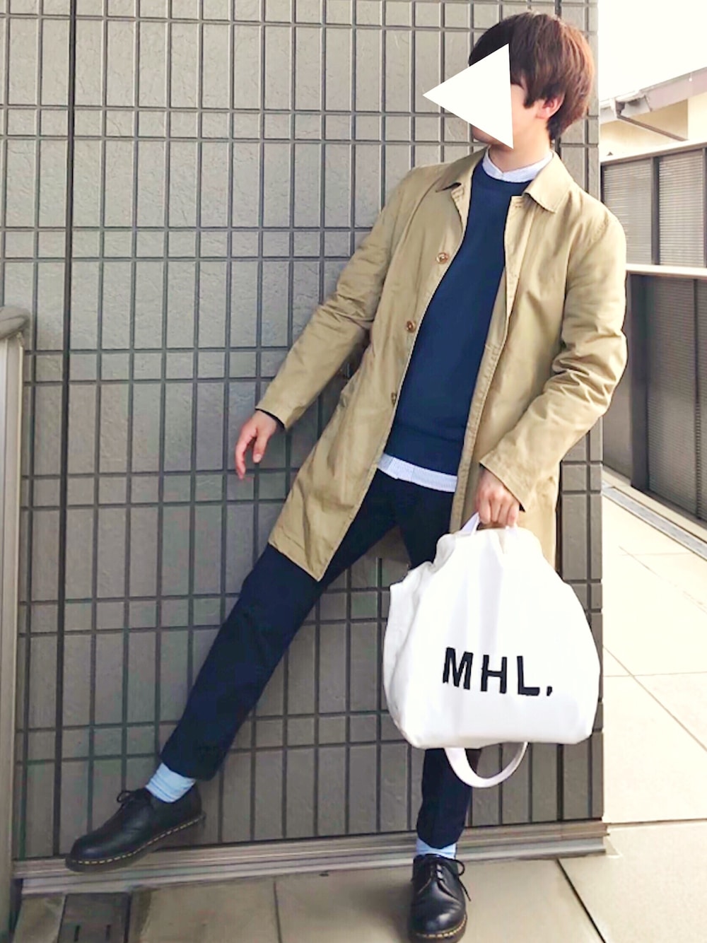 「春コーデ、ステンカラーコート、春、Dr.Martens、ベージュ、ブルー、スラックス、ストライプ、トートバッグ、スウェット」｜「SHIPSのアイテム（ステンカラーコート、ベージュ系）」を使った、いつきさん（メンズ・166cm）の春コーディネートの1枚目の写真
