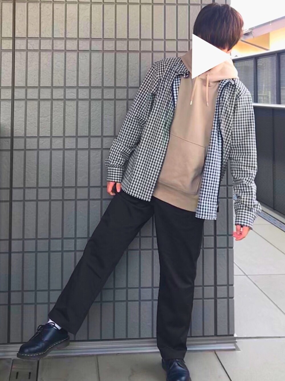 ベージュ系のパーカー、ブラウン系のチノパンツ、ブラック系のブーツを着用したメンズの春コーディネートの1枚目の写真