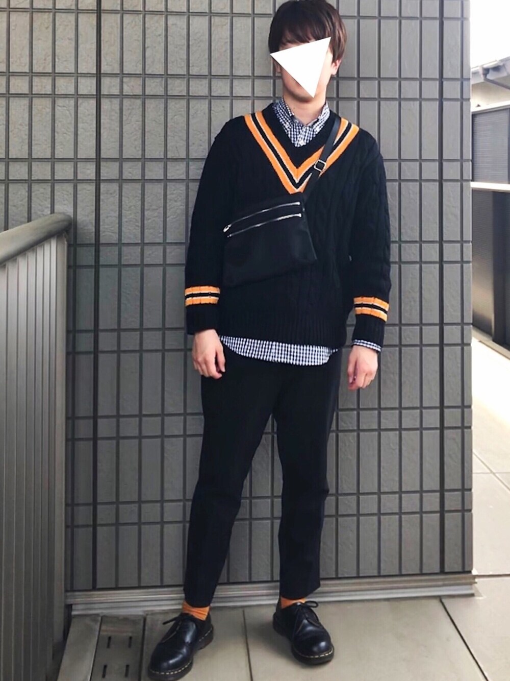 ブラック系のブーツ、ブラック系のその他パンツ、ブラック系のシャツ/ブラウスを着用したメンズの春コーディネートの1枚目の写真