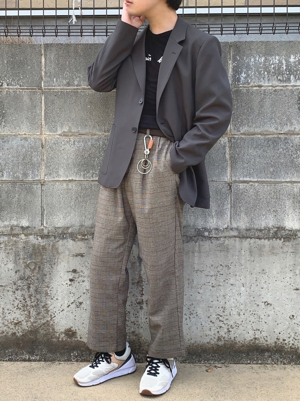 「ジャケット、チェックパンツ、チェック、スニーカー、タックイン、ロンT、グレー、グレンチェック、低身長、オトナカジュアル」｜「agnes b.のS137 TS（Tシャツ/カットソー、ブラック系）」を使った、いつきさん（メンズ・167cm）の春コーディネートの1枚目の写真