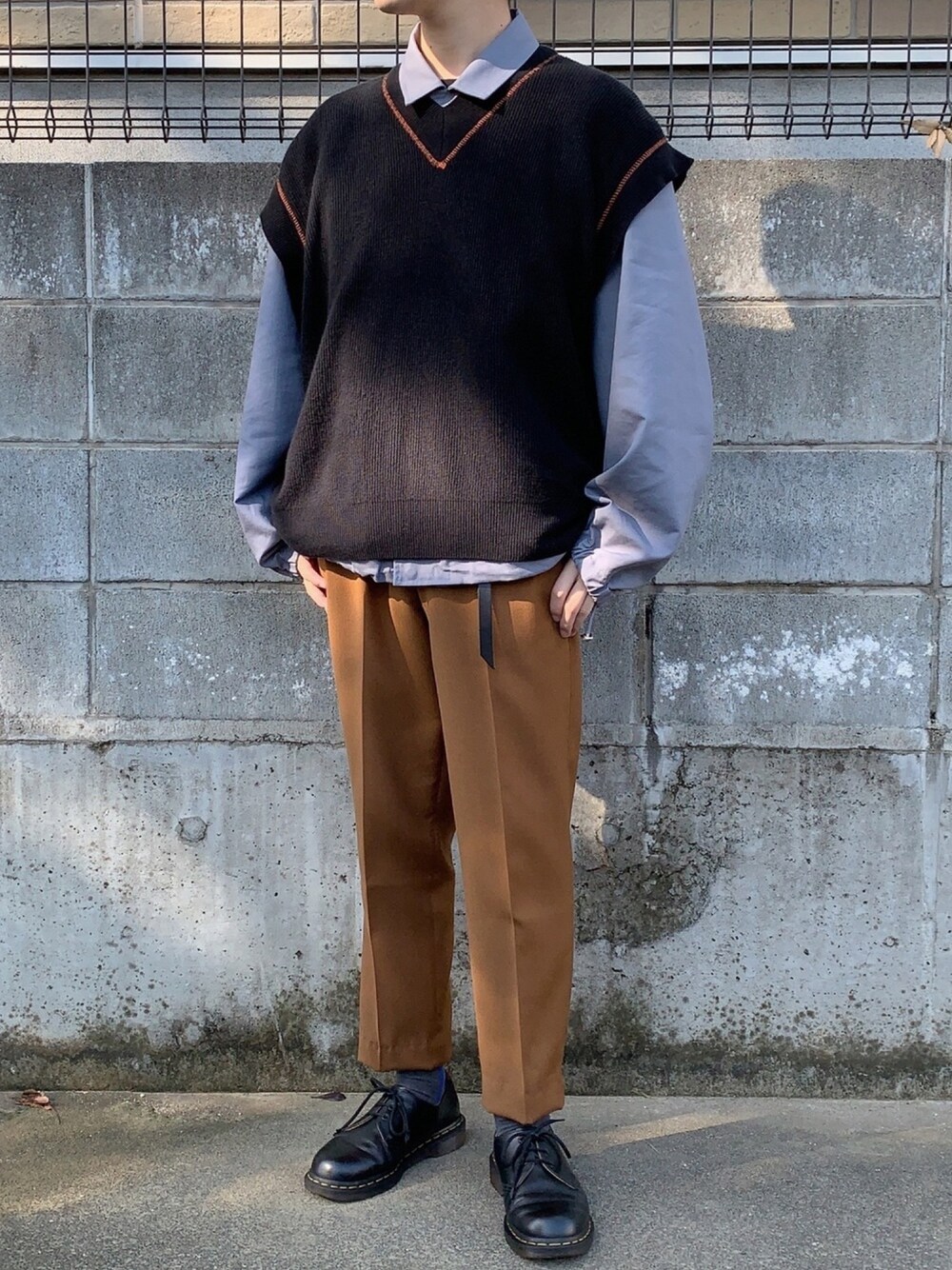 ブルー系のジャケット/アウター、ブラック系のベスト、ブラウン系のスラックスを着用したメンズの秋コーディネートの1枚目の写真