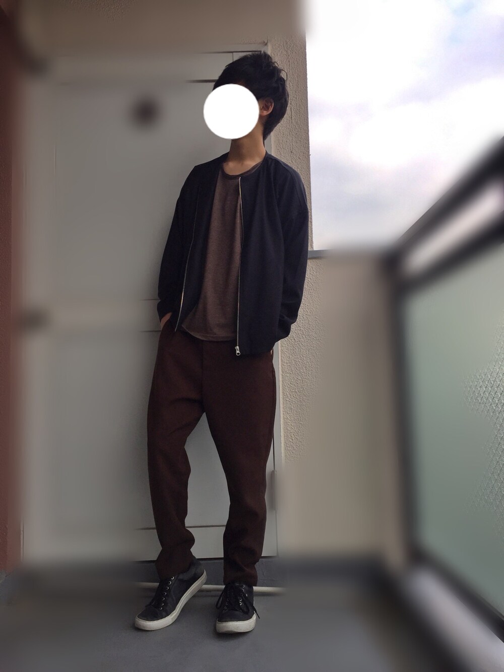 ブルー系のシャツ/ブラウス、ブラウン系のTシャツ/カットソー、ブラウン系のその他パンツを着用したメンズの春コーディネートの1枚目の写真