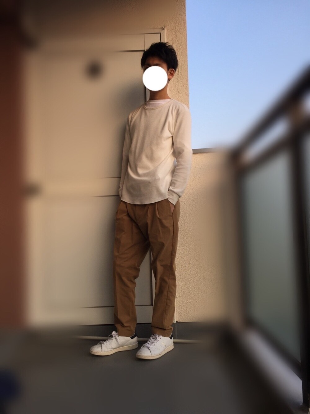 イエロー系のその他パンツ、ホワイト系のTシャツ/カットソー、ホワイト系のスニーカーを着用したメンズの春コーディネートの1枚目の写真
