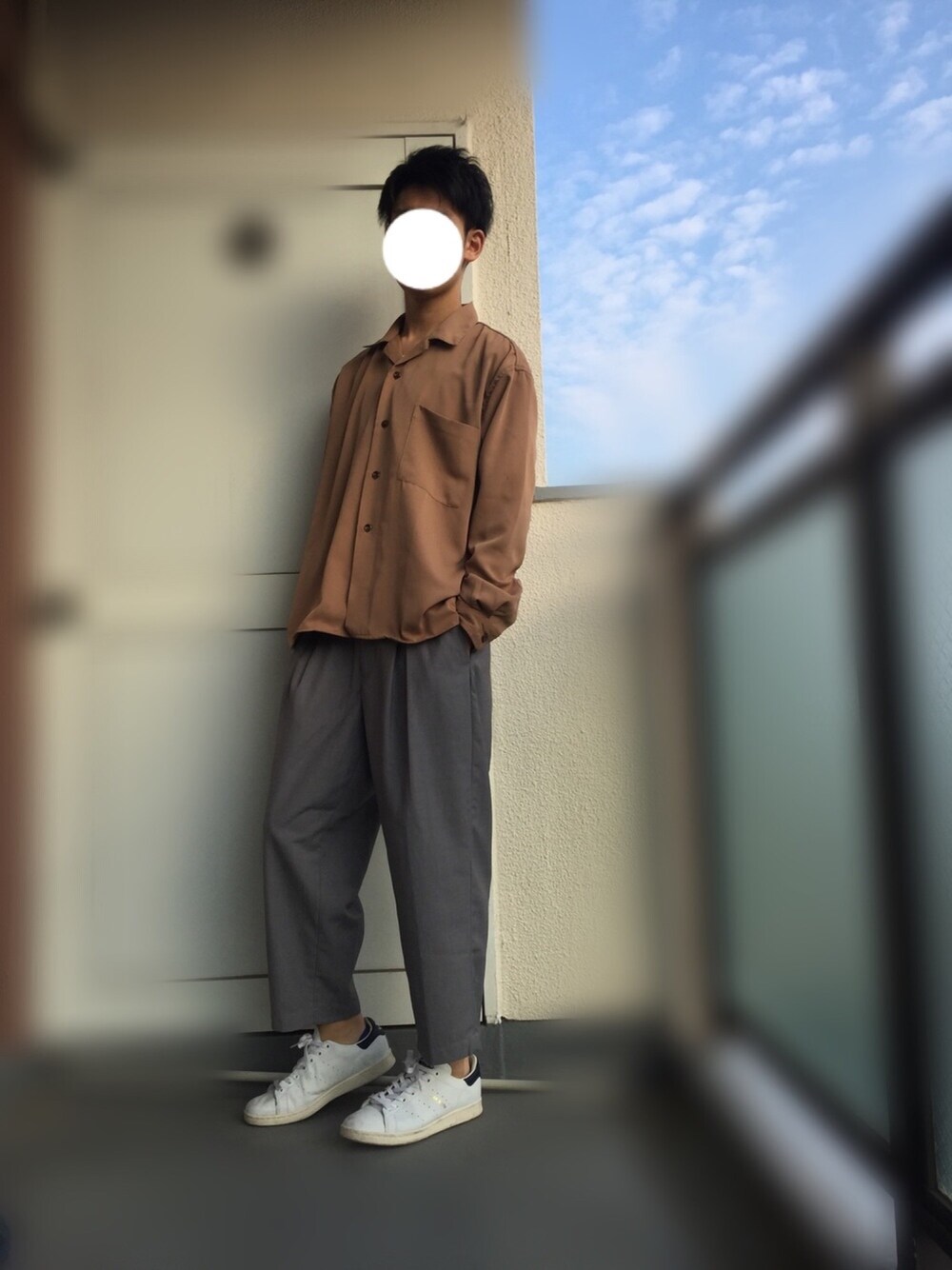 ベージュ系のシャツ/ブラウス、グレー系のその他パンツ、ホワイト系のスニーカーを着用したメンズの春コーディネートの1枚目の写真