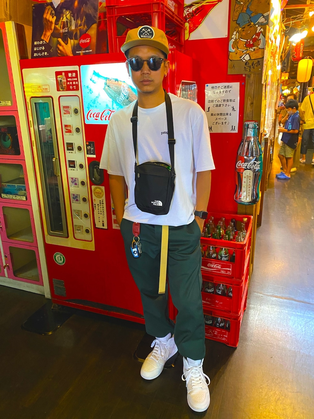 「夏コーデ、スケボースタイル、カーハート、carhartt、ラフ、ストリート」｜「BURTONのMB WOODSMAN SNPBK（キャップ、ブラウン系）」を使った、しゅへさん（メンズ・165cm）の秋コーディネートの1枚目の写真
