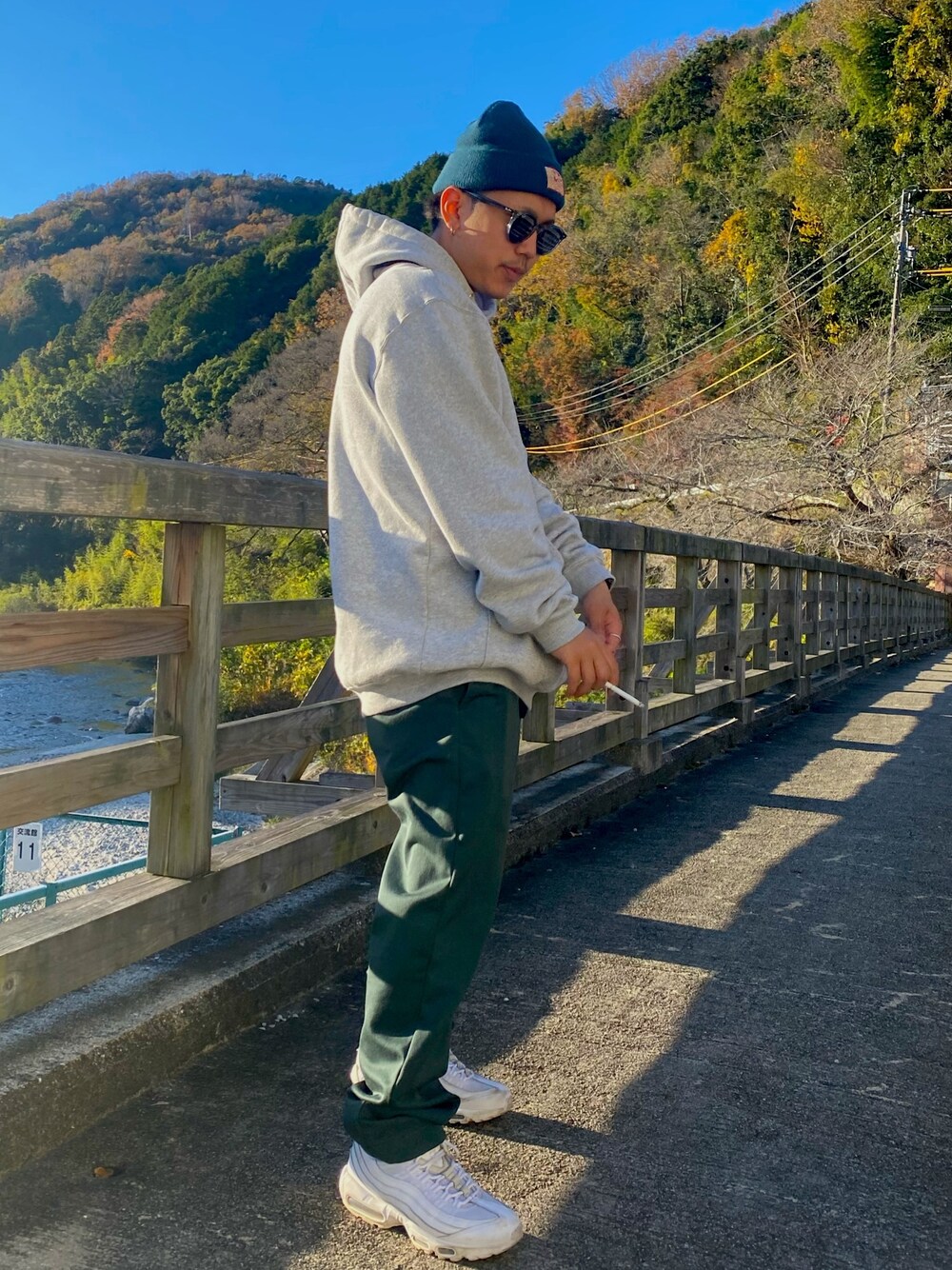 「秋冬コーデ、休日スタイル、スニーカーコーデ、carhartt、いいね、save、フォローお願いします🤑、おしゃれさんと繋がりたい」｜「Carharttのcarhartt(カーハート) 　M MW Hooded Sweatshirt　オーバーサイズ プルオーバーパーカー（パーカー、グレー系）」を使った、しゅへさん（メンズ・165cm）の秋コーディネートの1枚目の写真