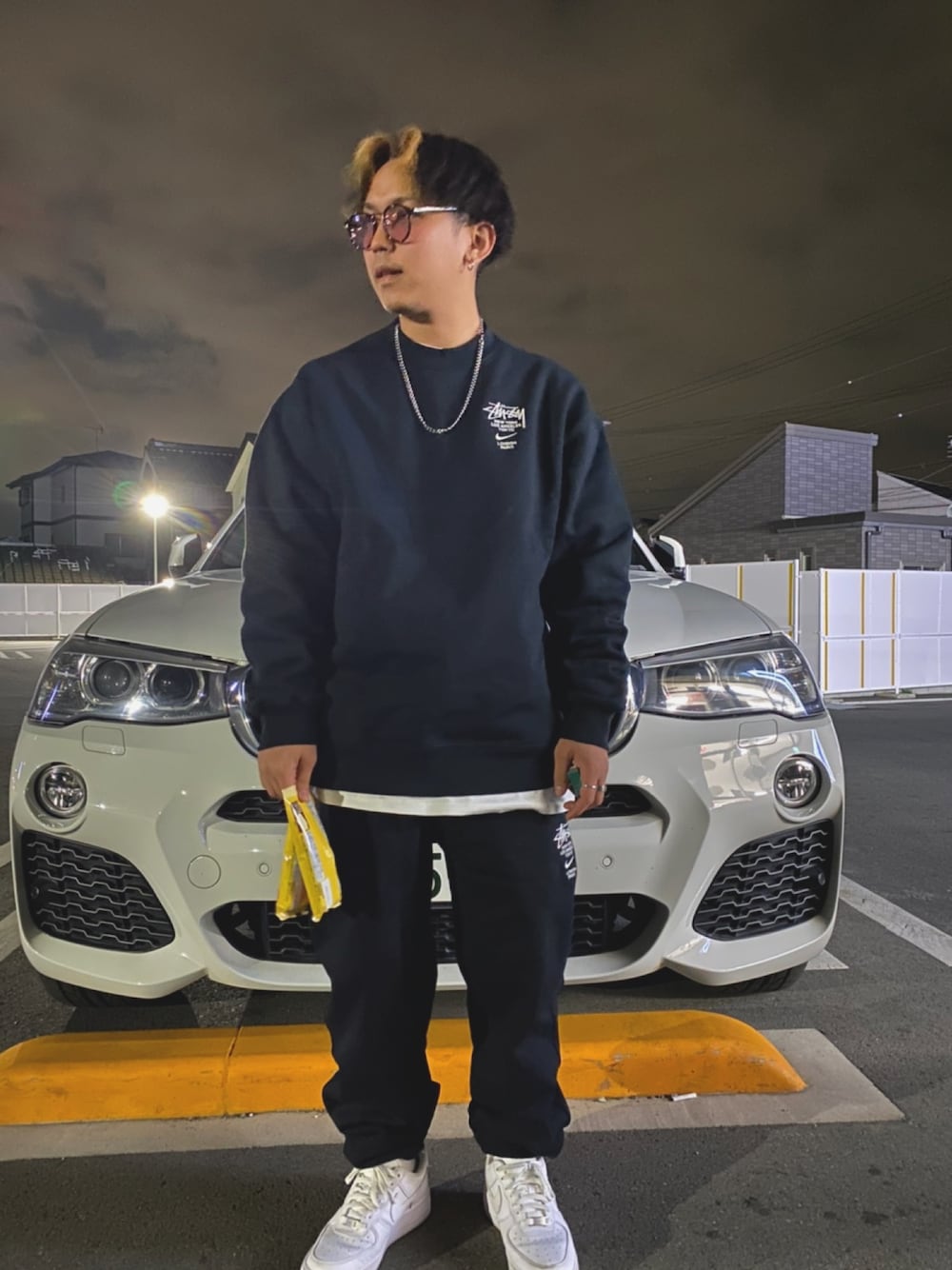 「stussy、NIKE、セットアップ、休日スタイル、スニーカー、AF1」｜「STUSSYのアイテム（スウェット、ブラック系）」を使った、しゅへさん（メンズ・165cm）の冬コーディネートの1枚目の写真