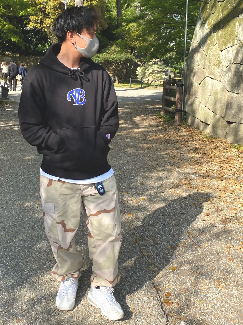 「toibase、古着コーデ、NIKE」｜「Toibaseのアイテム（パーカー、ブラック系）」を使った、しゅへさん（メンズ・165cm）の春コーディネートの1枚目の写真