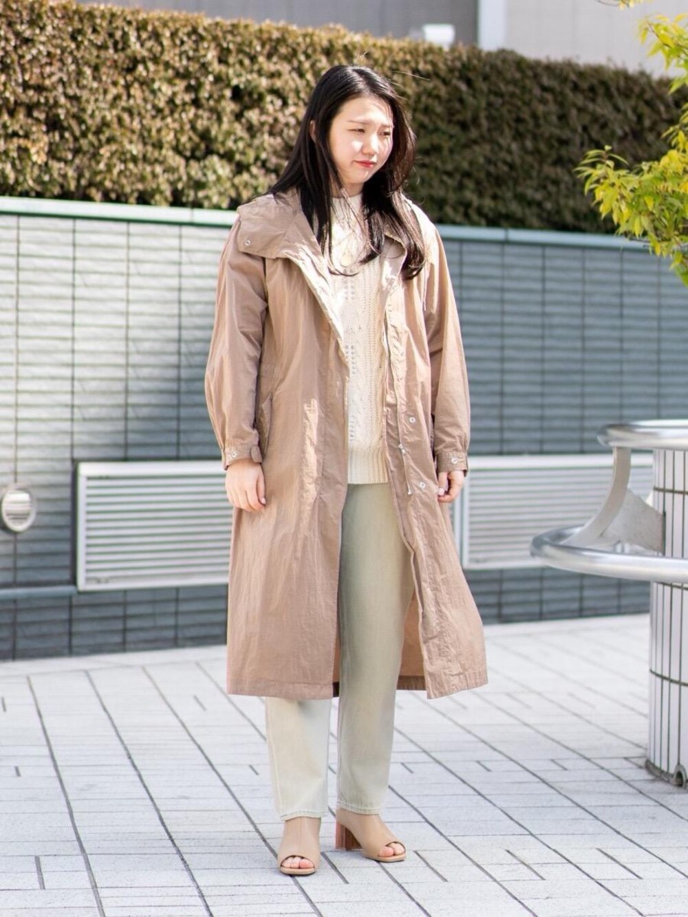ベージュ系のベスト、グリーン系のその他パンツ、ベージュ系のサンダルを着用したレディースの春コーディネートの1枚目の写真