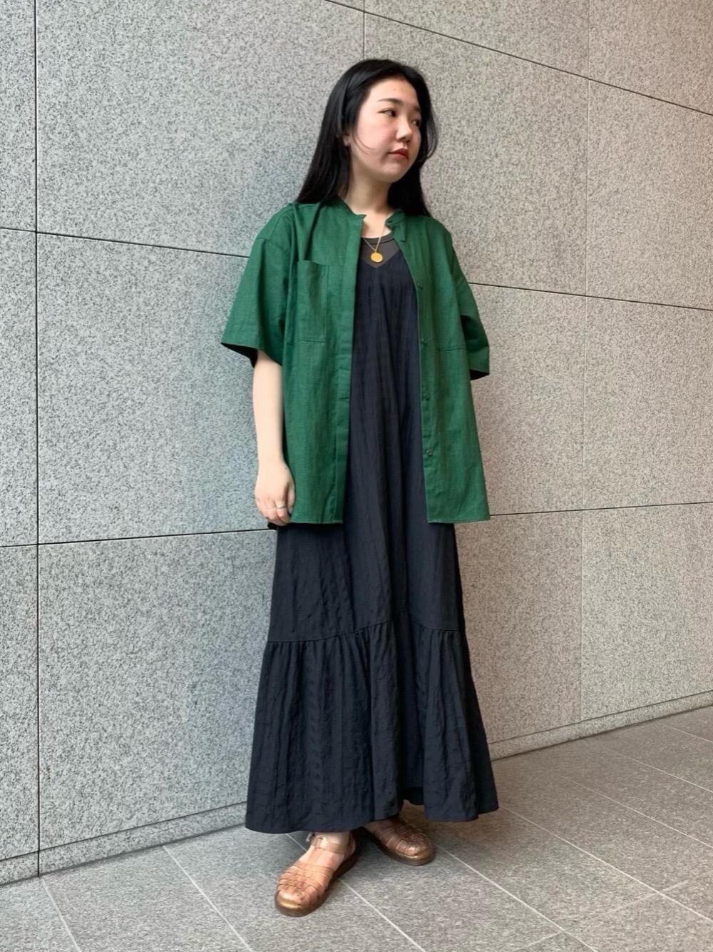 その他のワンピース、ゴールド系のサンダル、グレー系のTシャツ/カットソーを着用したレディースの夏コーディネートの1枚目の写真