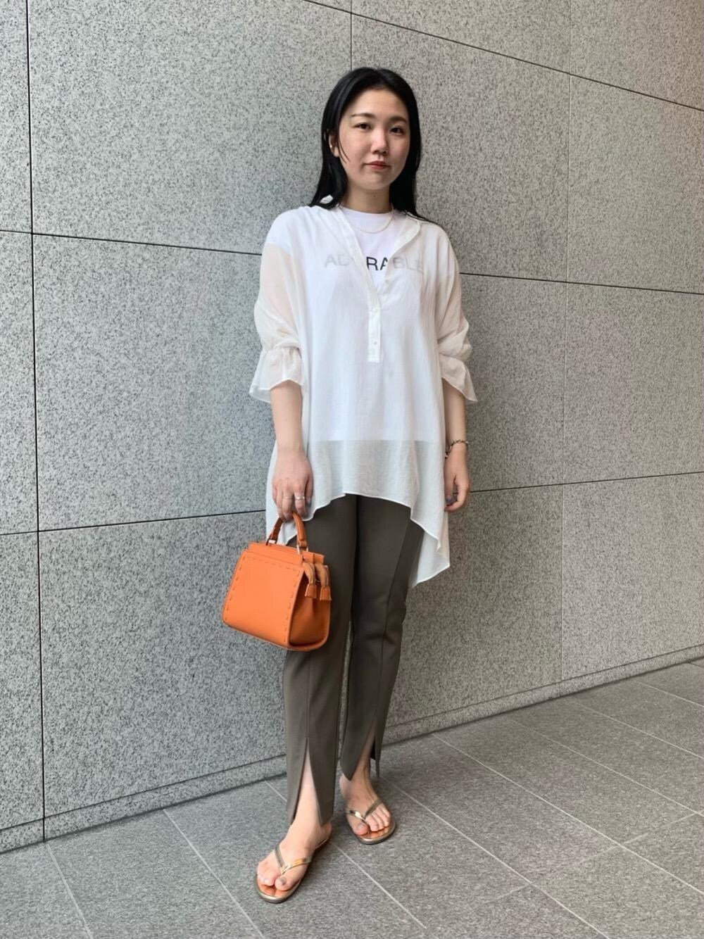 ゴールド系のサンダル、グリーン系のその他パンツ、ホワイト系のTシャツ/カットソーを着用したレディースの夏コーディネートの1枚目の写真