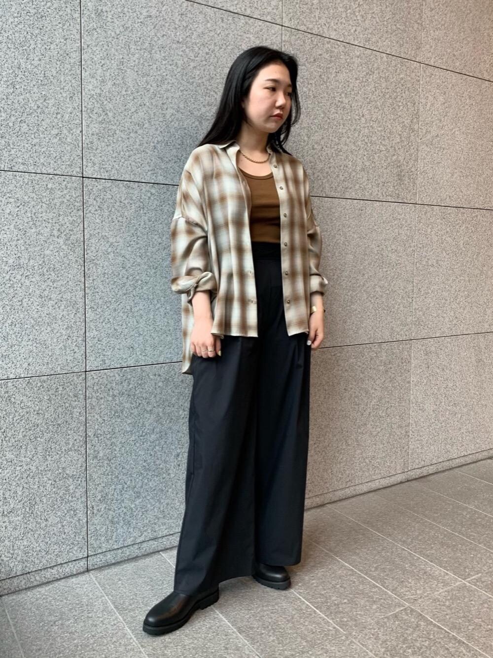 その他のシャツ/ブラウス、ブラウン系のタンクトップ、ブラック系のブーツを着用したレディースの夏コーディネートの1枚目の写真