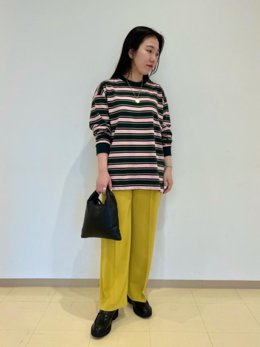 ブラック系のショルダーバッグ、ブラック系のローファーを着用したレディースの秋コーディネートの1枚目の写真