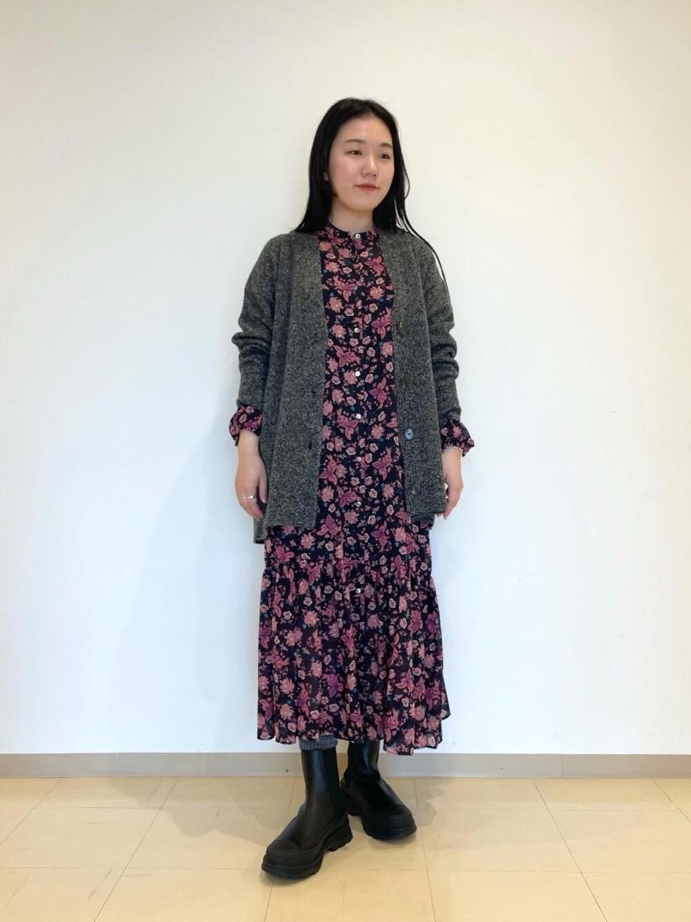 ブラック系のブーツ、グレー系のカーディガン/ボレロ、ブラック系のワンピースを着用したレディースの秋コーディネートの1枚目の写真