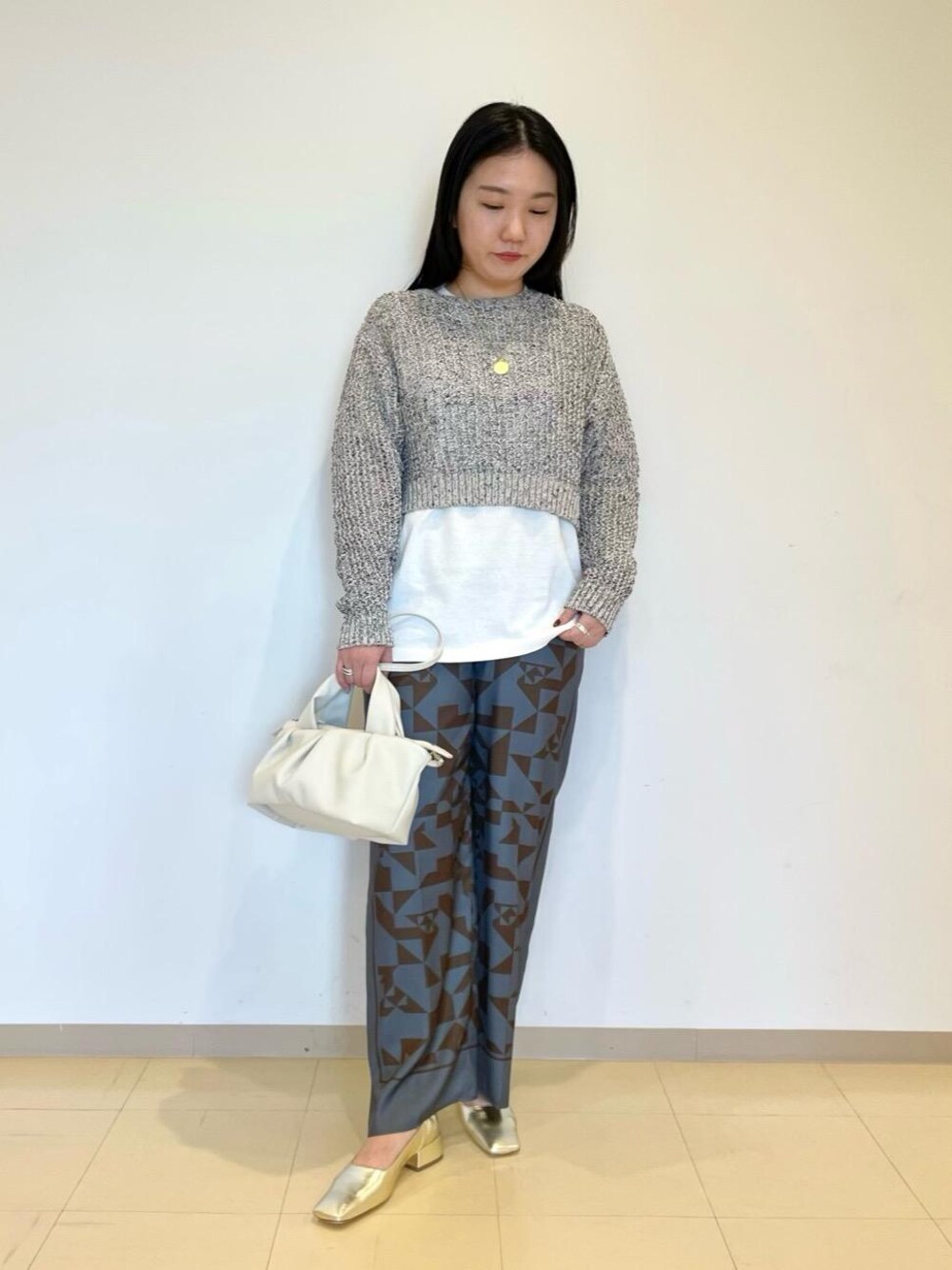 「トレンド、リラックス、シューズ、RECOMMEND  ITEM STYLING、SPRING KNIT STYLE、T SHIRTS STYLE、👟バッグ、ニット/セーター、ぱんつ」｜「BEAUTY&YOUTH UNITED ARROWSのBY ソフトギャザーボート ショルダートートバッグ -2WAY- ∴（トートバッグ、ホワイト系）」を使った、Miho Fujii     さん（レディース・162cm）の冬コーディネートの1枚目の写真