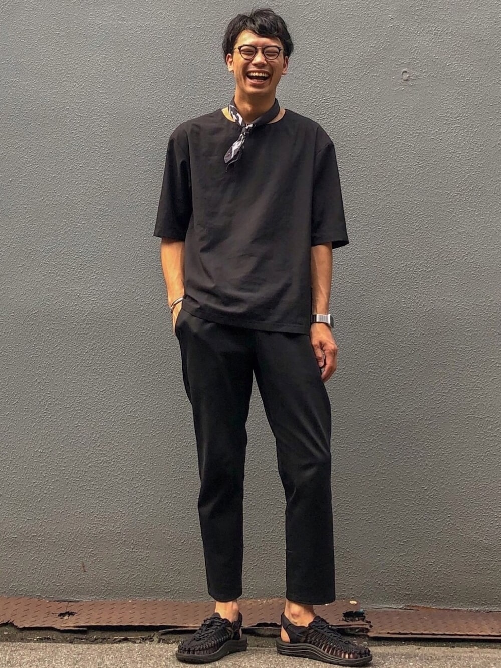 ブラック系のTシャツ/カットソー、ブラック系のその他パンツ、ブラック系のサンダルを着用したメンズの夏コーディネートの1枚目の写真