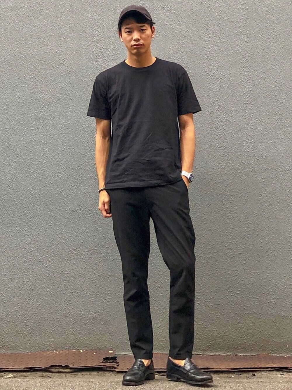 ブラック系のTシャツ/カットソー、ブラック系のスラックス、ブラック系のローファーを着用したメンズの夏コーディネートの1枚目の写真