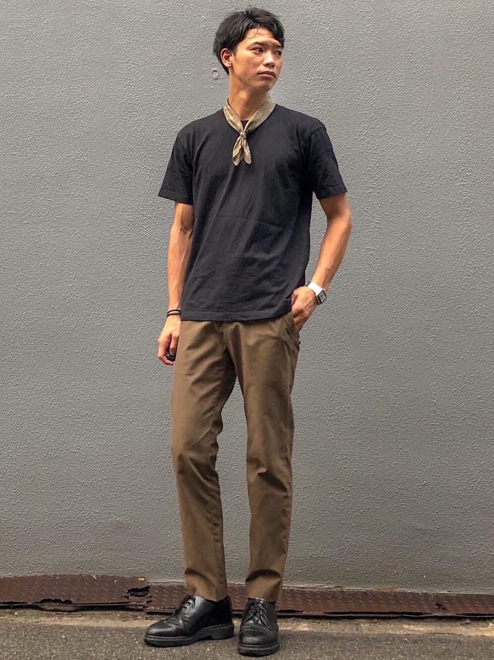 ブラック系のTシャツ/カットソー、ベージュ系のスラックス、ブラック系のブーツを着用したメンズの夏コーディネートの1枚目の写真