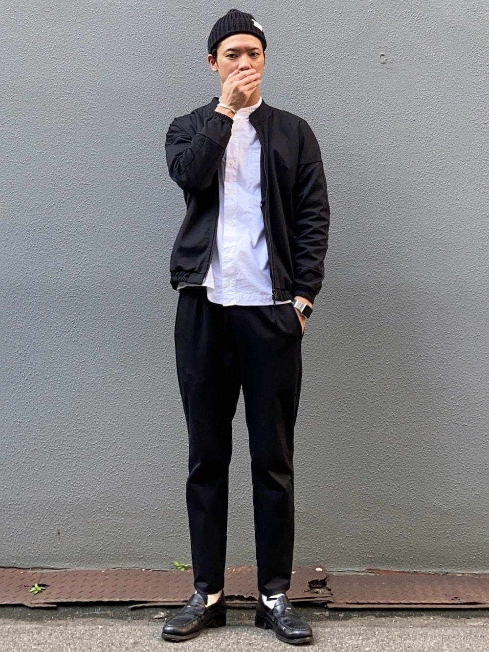 ブラック系のジャージ、ブラック系のその他パンツ、ホワイト系のシャツ/ブラウスを着用したメンズの春コーディネートの1枚目の写真