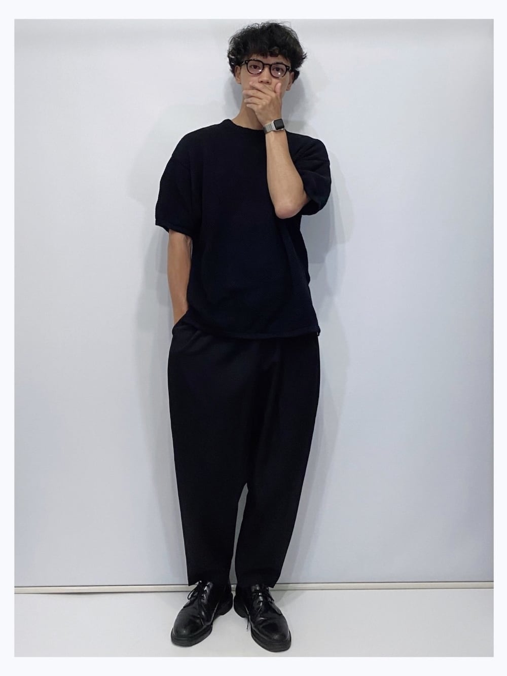 ブラック系のTシャツ/カットソー、ブラック系のスラックス、ブラック系のその他シューズを着用したメンズの夏コーディネートの1枚目の写真