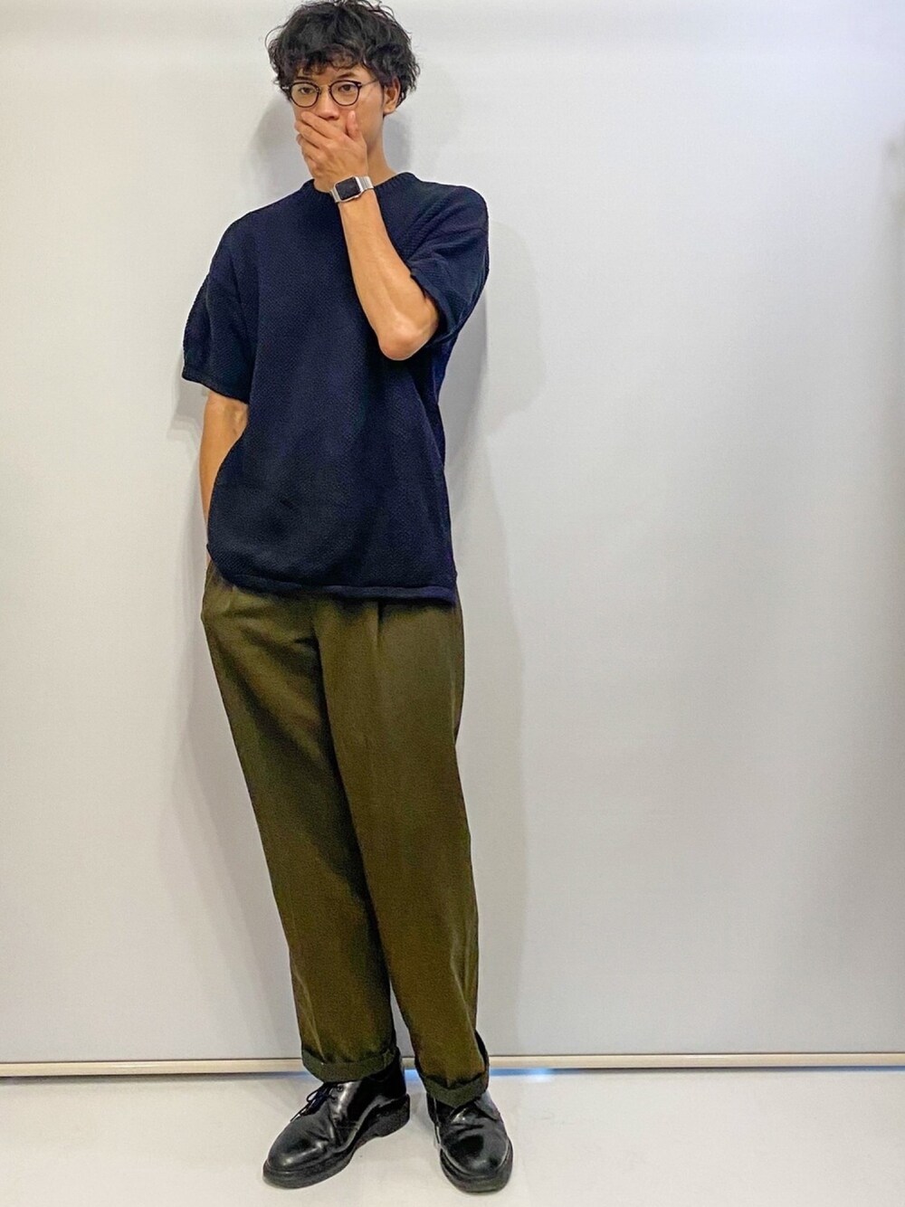 ブラック系のTシャツ/カットソー、グリーン系のスラックス、ブラック系のその他シューズを着用したメンズの夏コーディネートの1枚目の写真