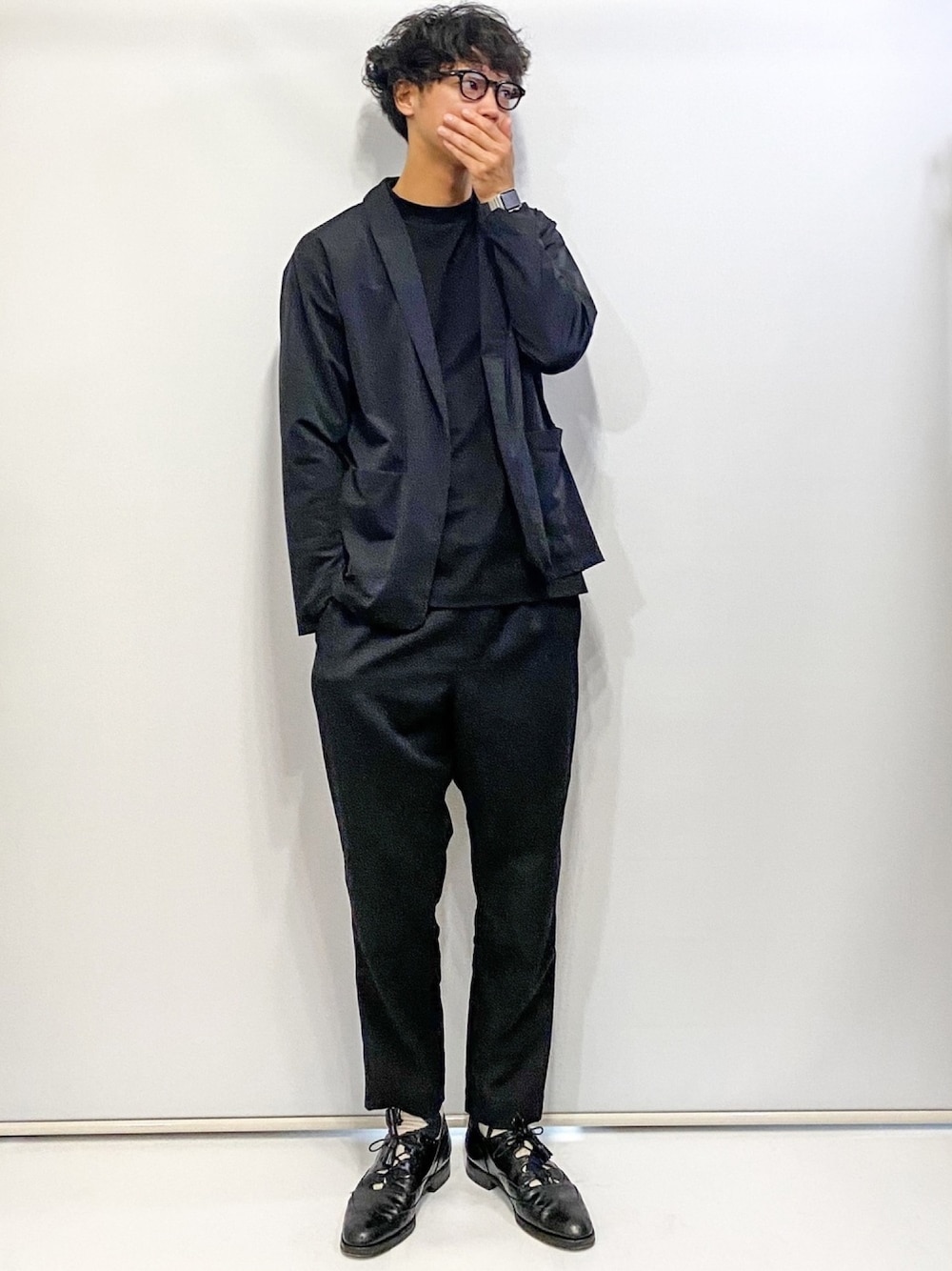 ブラック系のカーディガン/ボレロ、ブラック系のスラックス、ブラック系のローファーを着用したメンズの夏コーディネートの1枚目の写真