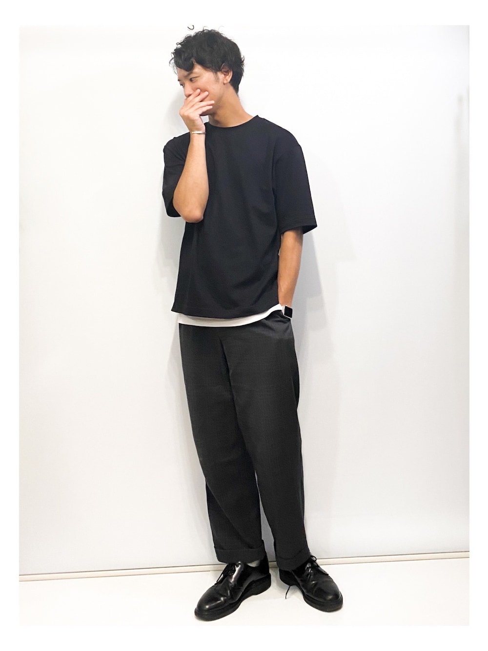 ブラック系のTシャツ/カットソー、ホワイト系のタンクトップ、ブラック系のその他シューズを着用したメンズの秋コーディネートの1枚目の写真