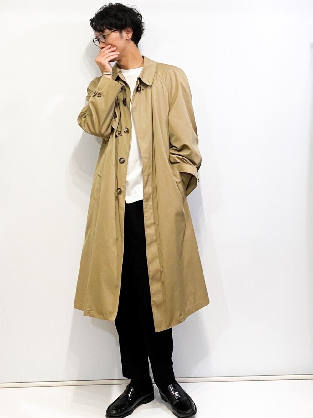 ホワイト系のTシャツ/カットソー、ブラック系のスラックス、ブラック系のローファーを着用したメンズの秋コーディネートの1枚目の写真