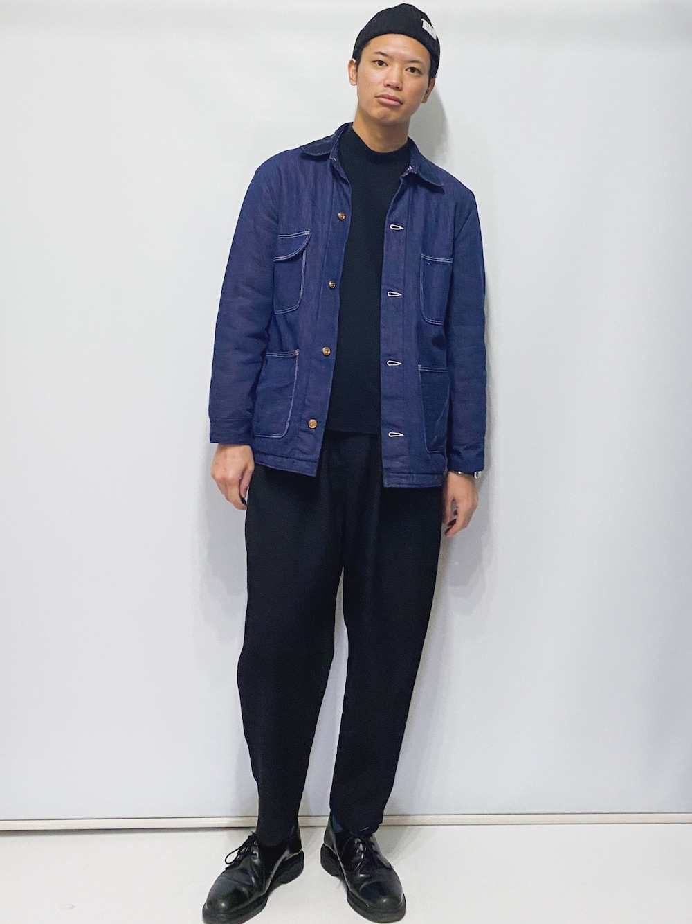 ブラック系のTシャツ/カットソー、ブラック系のスラックス、ブラック系のその他シューズを着用したメンズの冬コーディネートの1枚目の写真