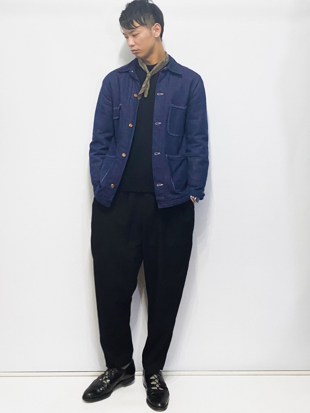 ブルー系のデニムジャケット、ブラック系のTシャツ/カットソー、ブラック系のスラックスを着用したメンズの冬コーディネートの1枚目の写真
