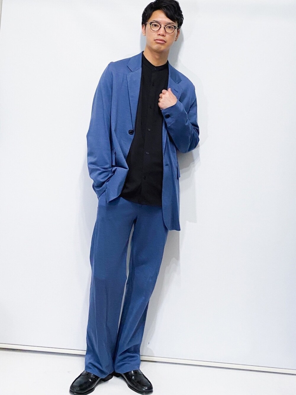 ブルー系のテーラードジャケット、ブルー系のスラックス、ブラック系のローファーを着用したメンズの春コーディネートの1枚目の写真