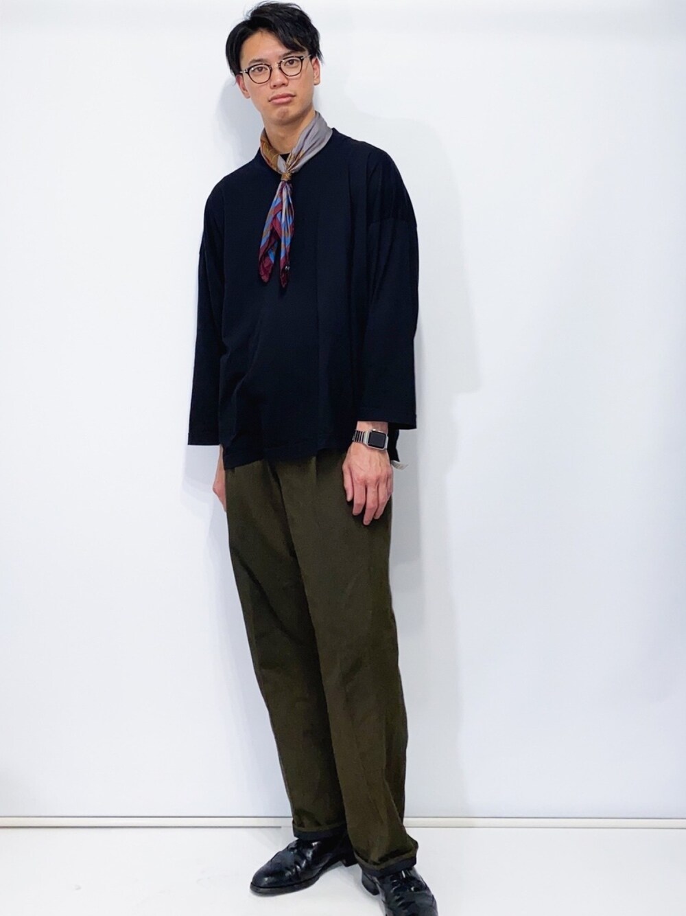 ブラック系のTシャツ/カットソー、グリーン系のスラックス、ブラック系のドレスシューズを着用したメンズの夏コーディネートの1枚目の写真