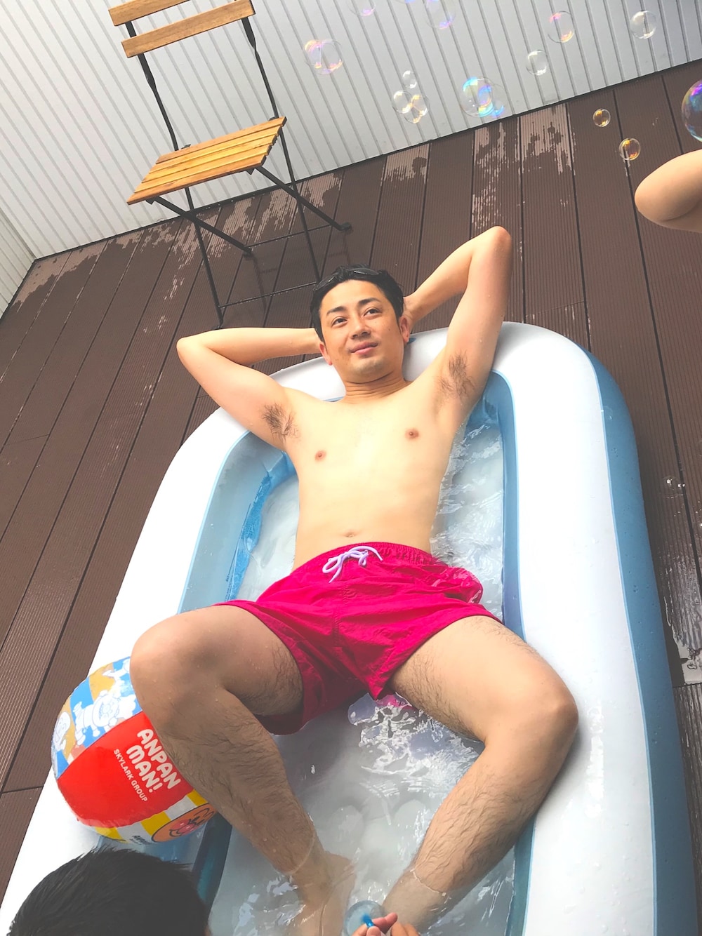 「水着、プール、ベランダ、夏、ショッキングピンク」｜「H&Mのアイテム（水着、ピンク系）」を使った、汗疹さん（メンズ・177cm）の夏コーディネートの1枚目の写真
