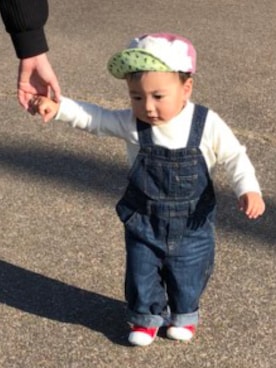 「GAP（ギャップ）のGap 1969 Supersoft Denim Overalls（サロペット/オーバーオール、ブルー系）」を使った、yuuuuuさん（キッズ・90cm）の春コーディネート